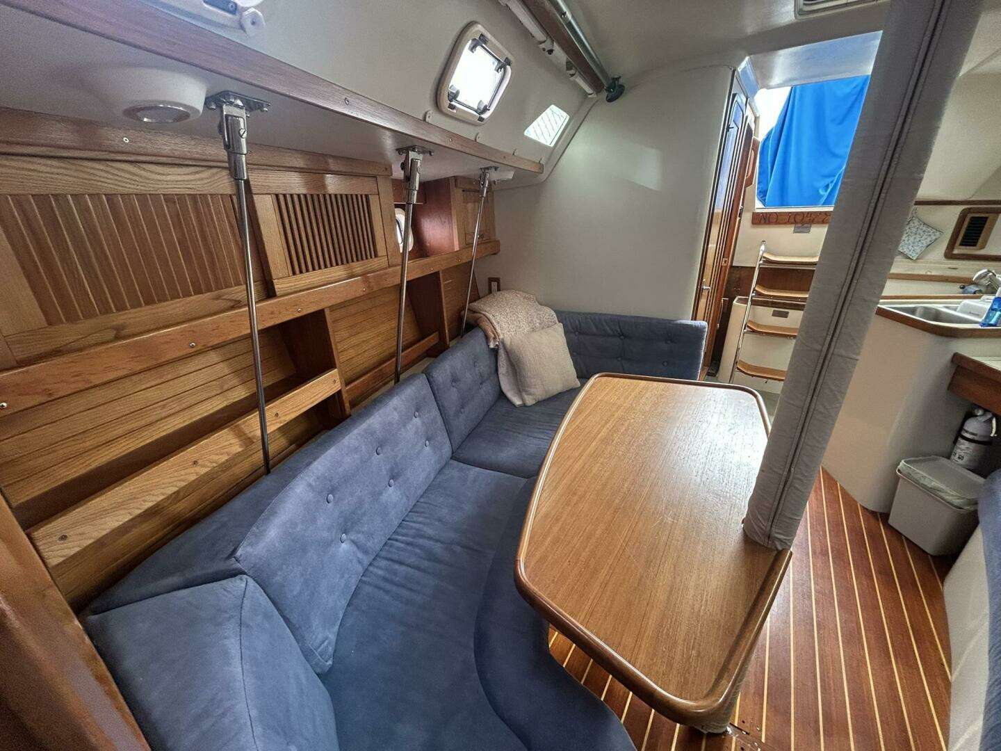 1995 Catalina 320 - Image 22