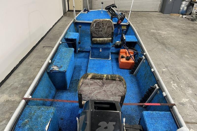 2006 SCANDY WHITE 1310 boat interior with blue carpet and seating.