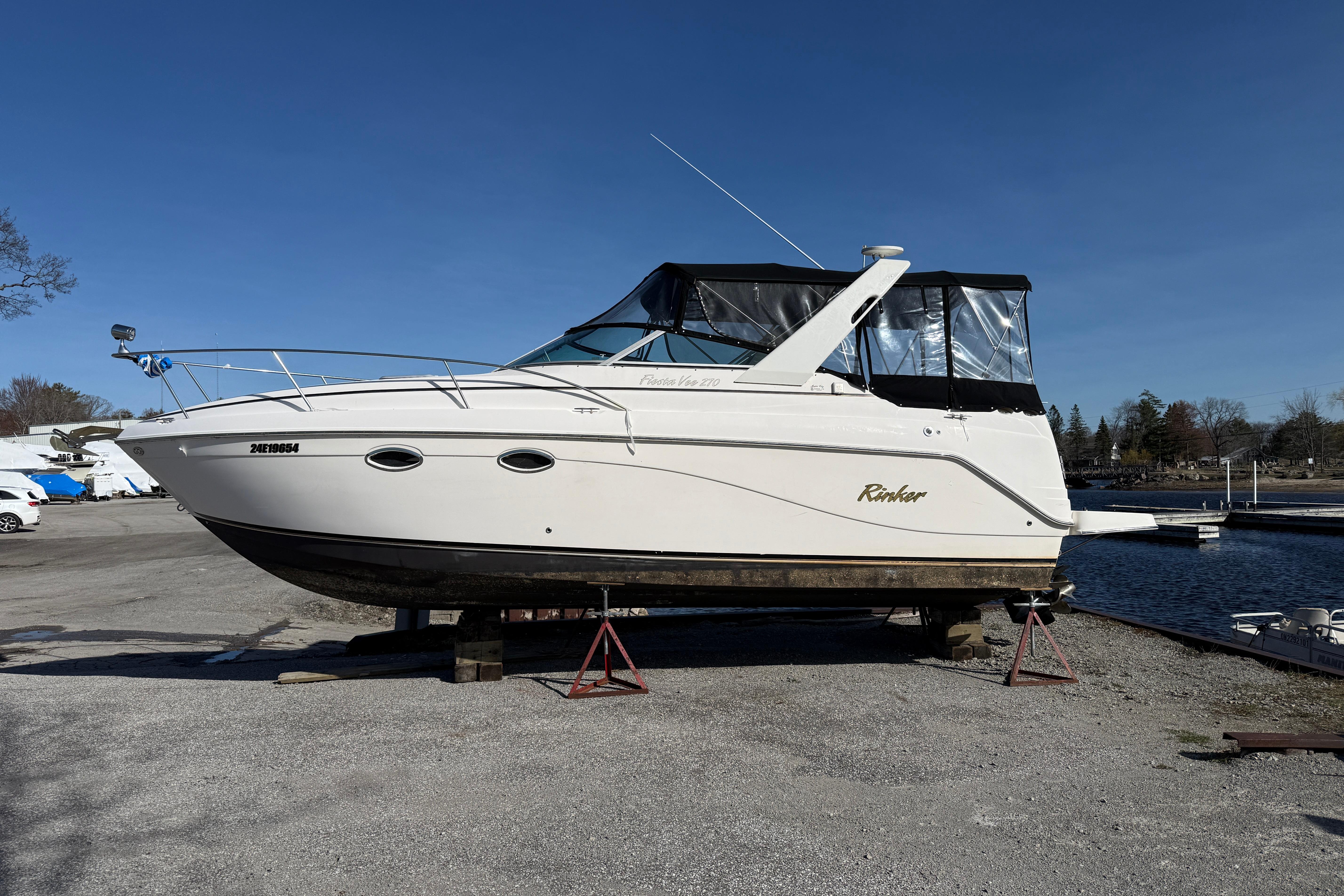 2003 Rinker Fiesta Vee 270