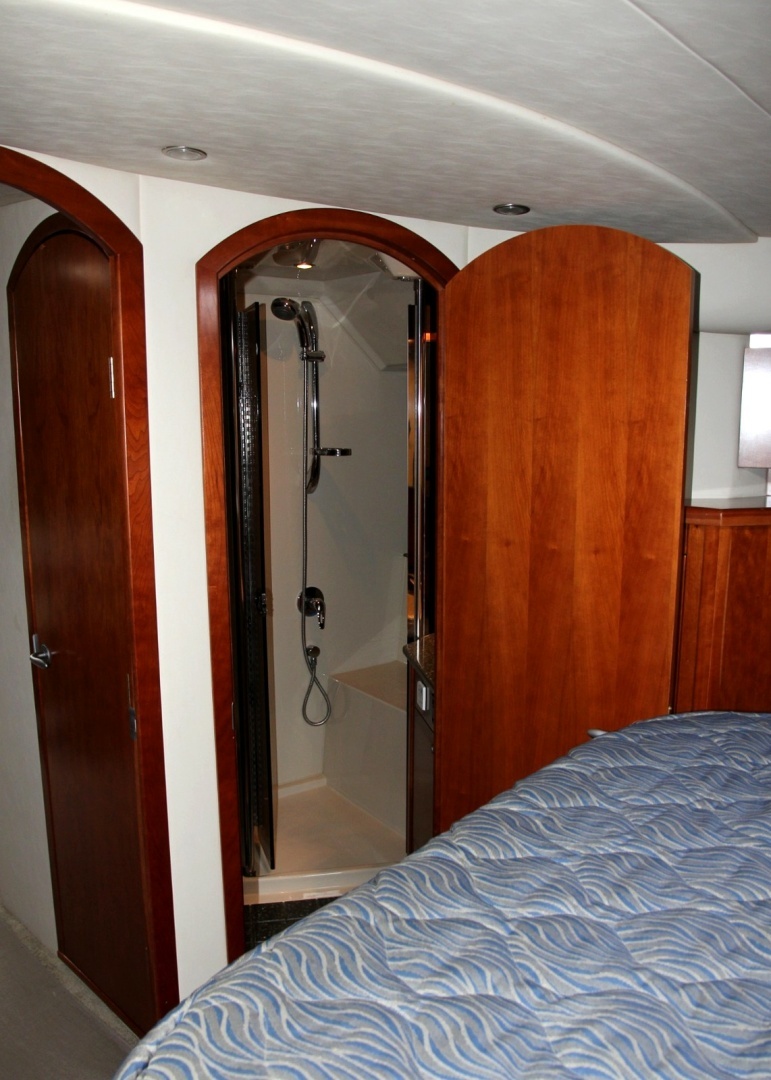 2007 Cruisers Yachts 520 EXPRESS - Image 16