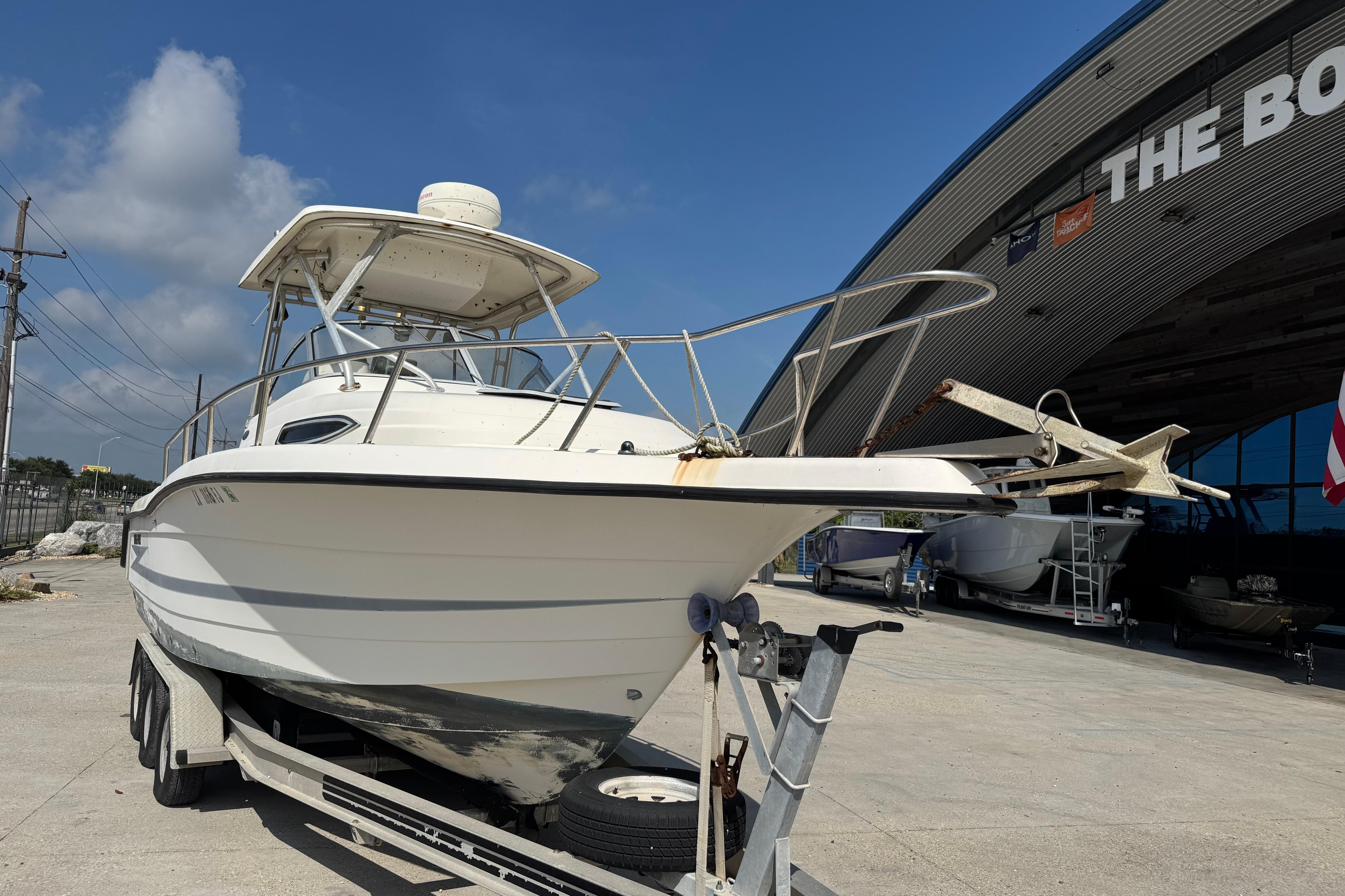 1997 Hydra-Sports VECTOR 2650 WA boat on trailer outside a large building.