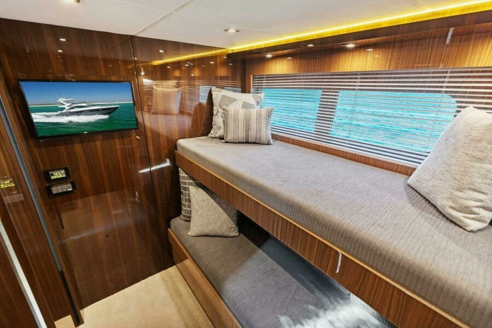 2023 Cruisers Yachts 60 Cantius Fly - Image 31
