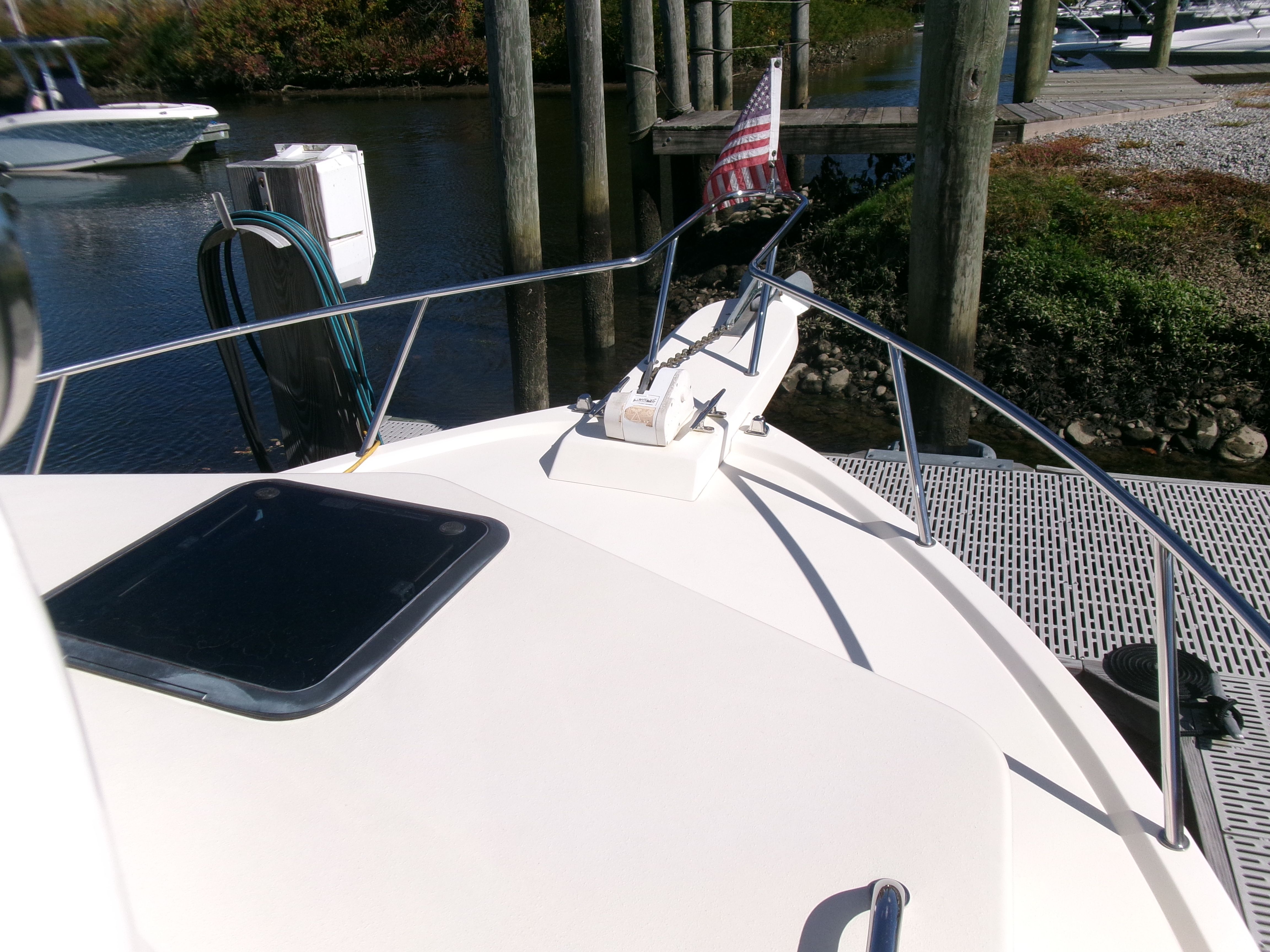 The image shows the bow of a 2007 Parker 2520 XL Sport Cabin boat docked at a pier.