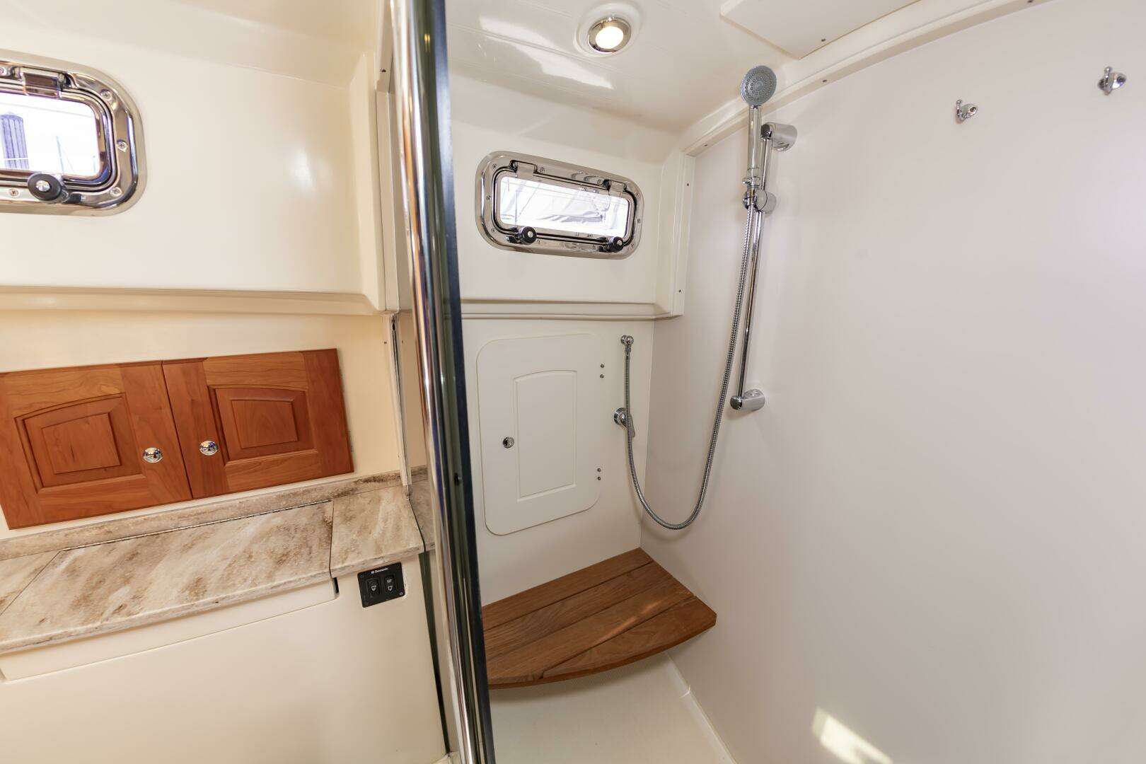 2018 Legacy 36 - Image 30