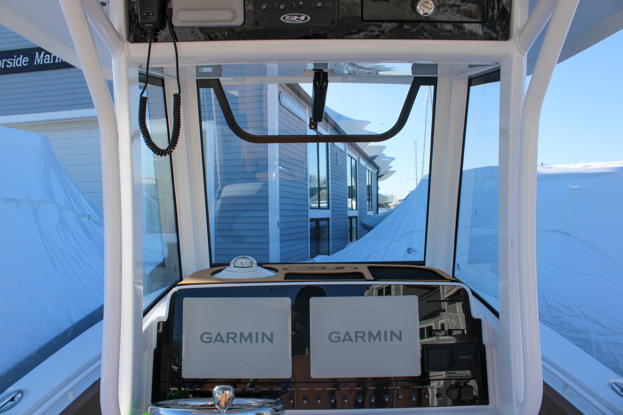 2026 Sea Hunt Gamefish 25 dashboard with dual Garmin displays and marine electronics.