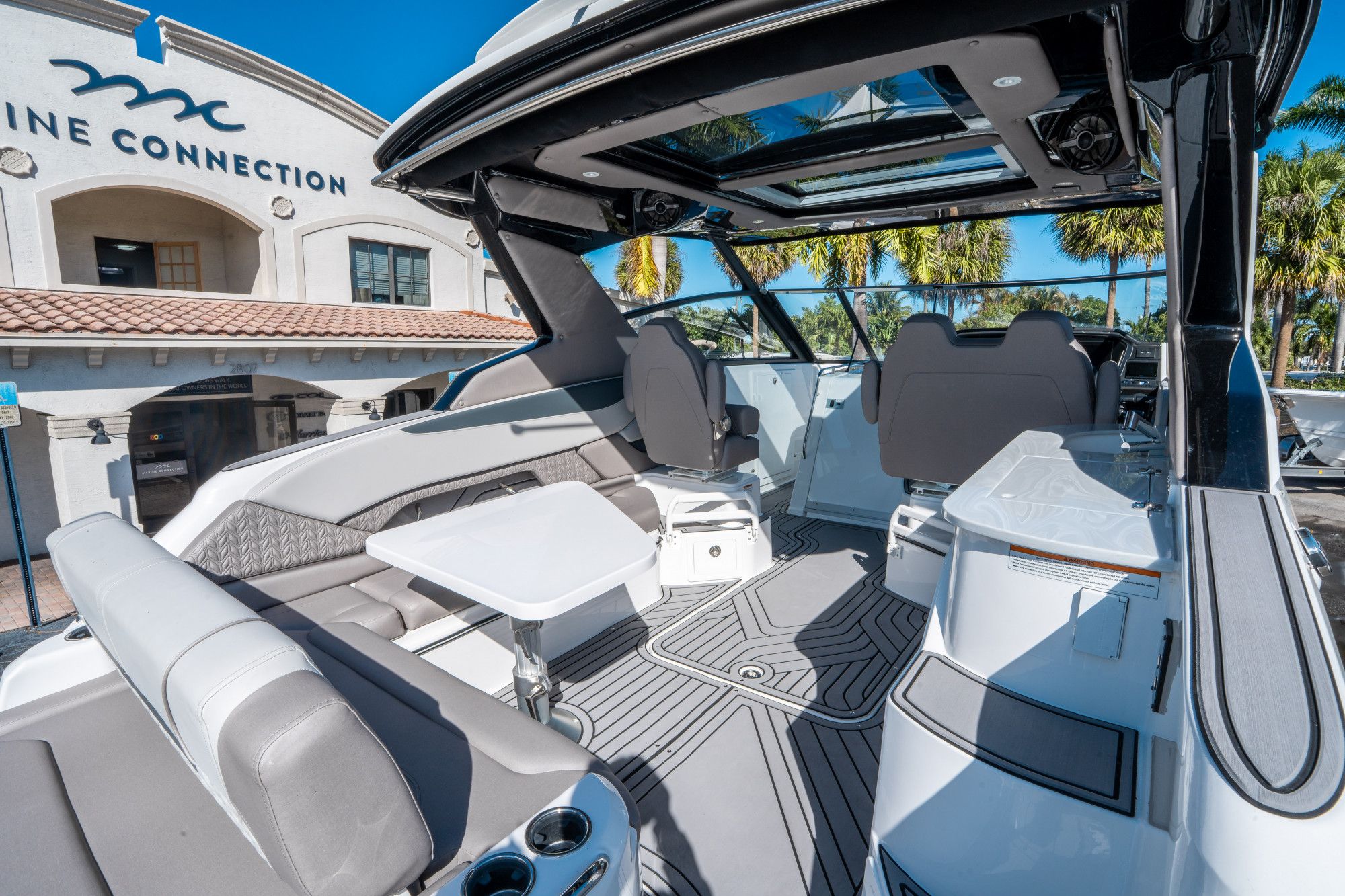 2026 Hurricane SunDeck 3200 OB - 11
