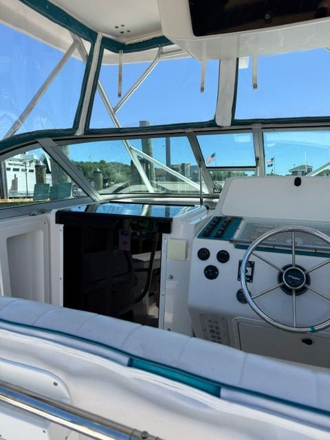 The cockpit of a 1995 Pro-Line 2950 Walkaround with helm and instruments.