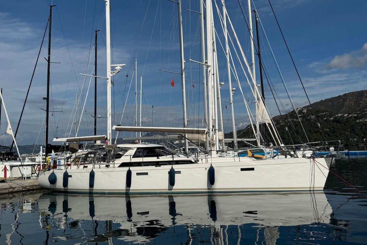 2015 Amel 64