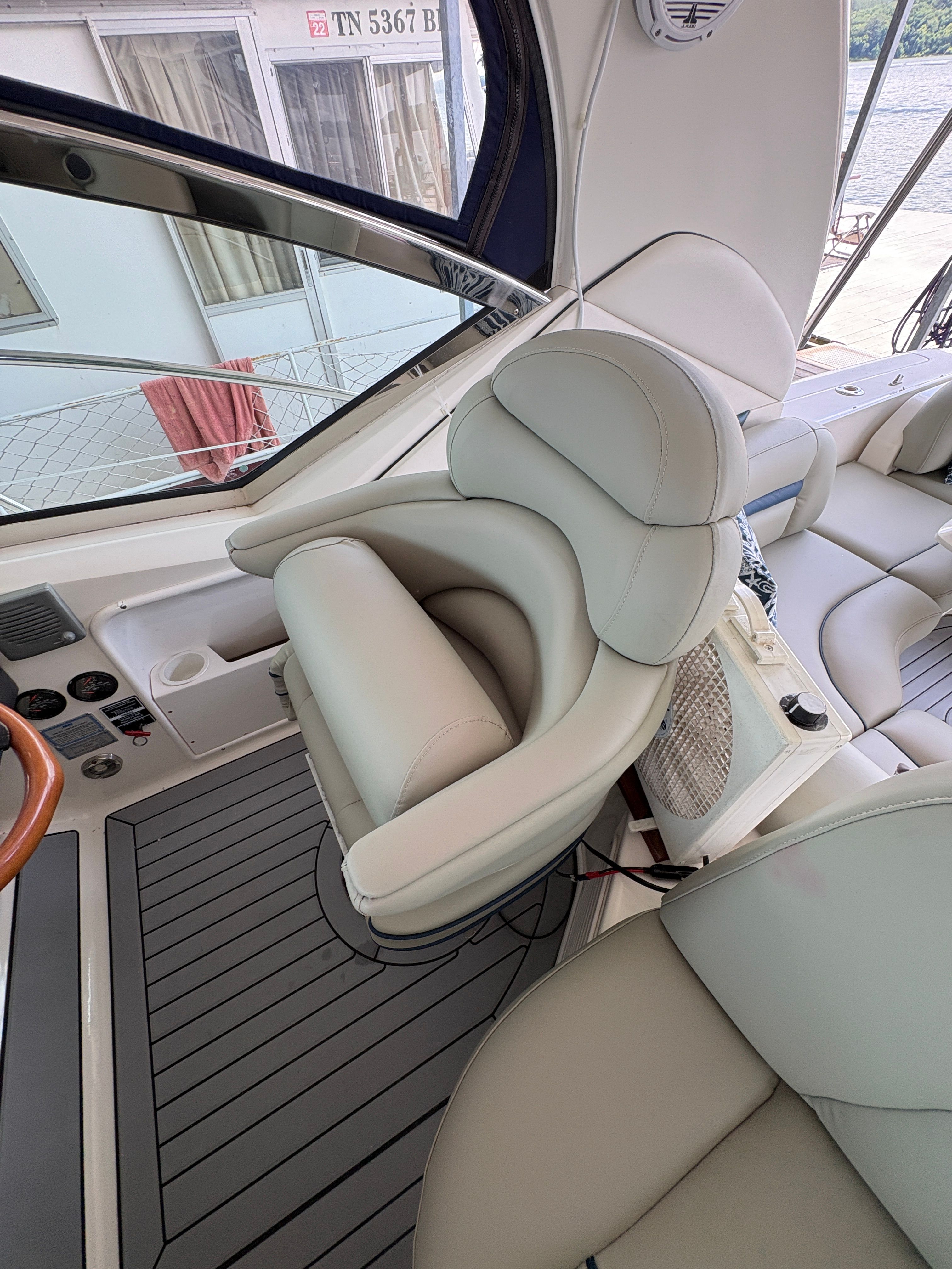 Interior of a 2005 Sea Ray 420 Sundancer yacht.