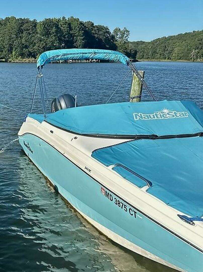 2019 NauticStar 243 DC - Image 2
