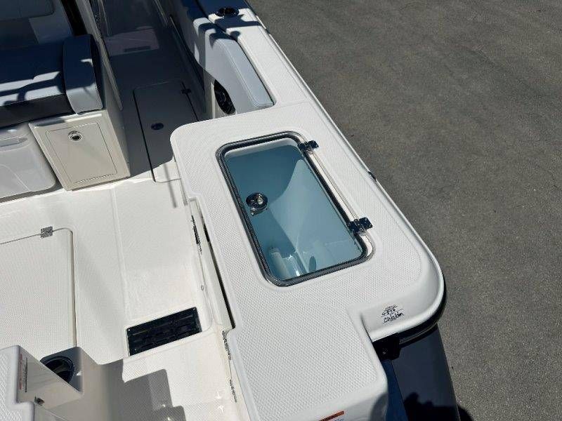 2026 Robalo R300 Center Console - 20