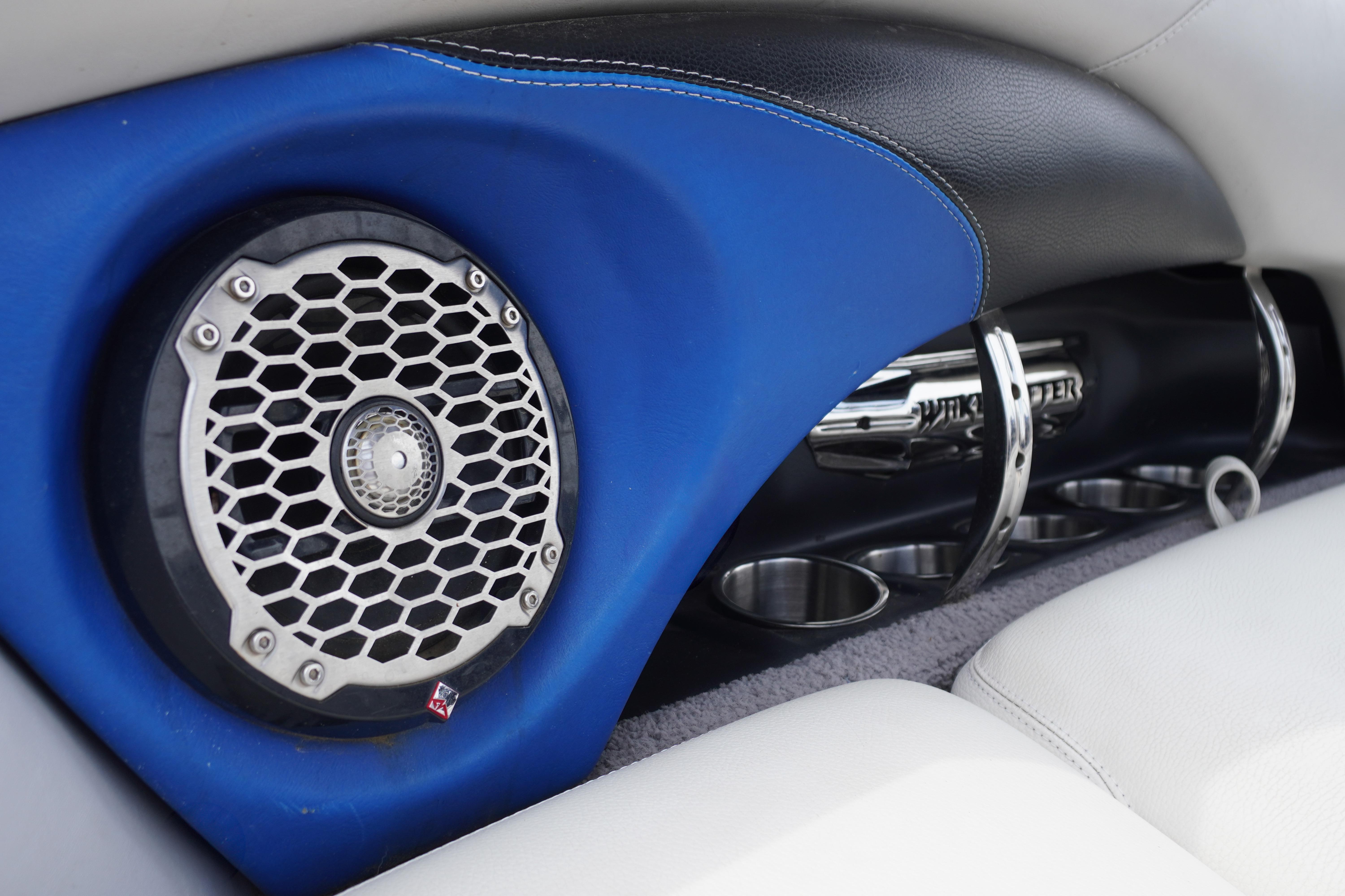 2011 Malibu Wakesetter 21 VLX interior speaker and cup holders detail.