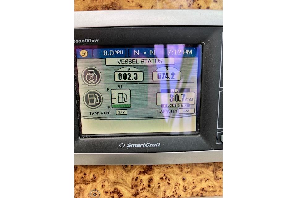 SmartCraft display on 2009 Formula 350 Sun Sport showing vessel status and fuel levels.