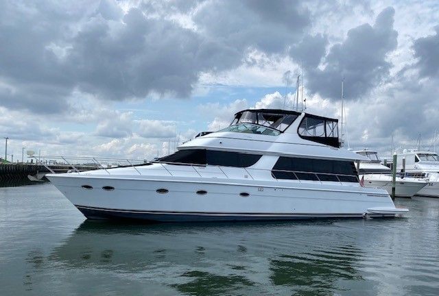 2002 Carver 570 Voyager Pilothouse on calm water.