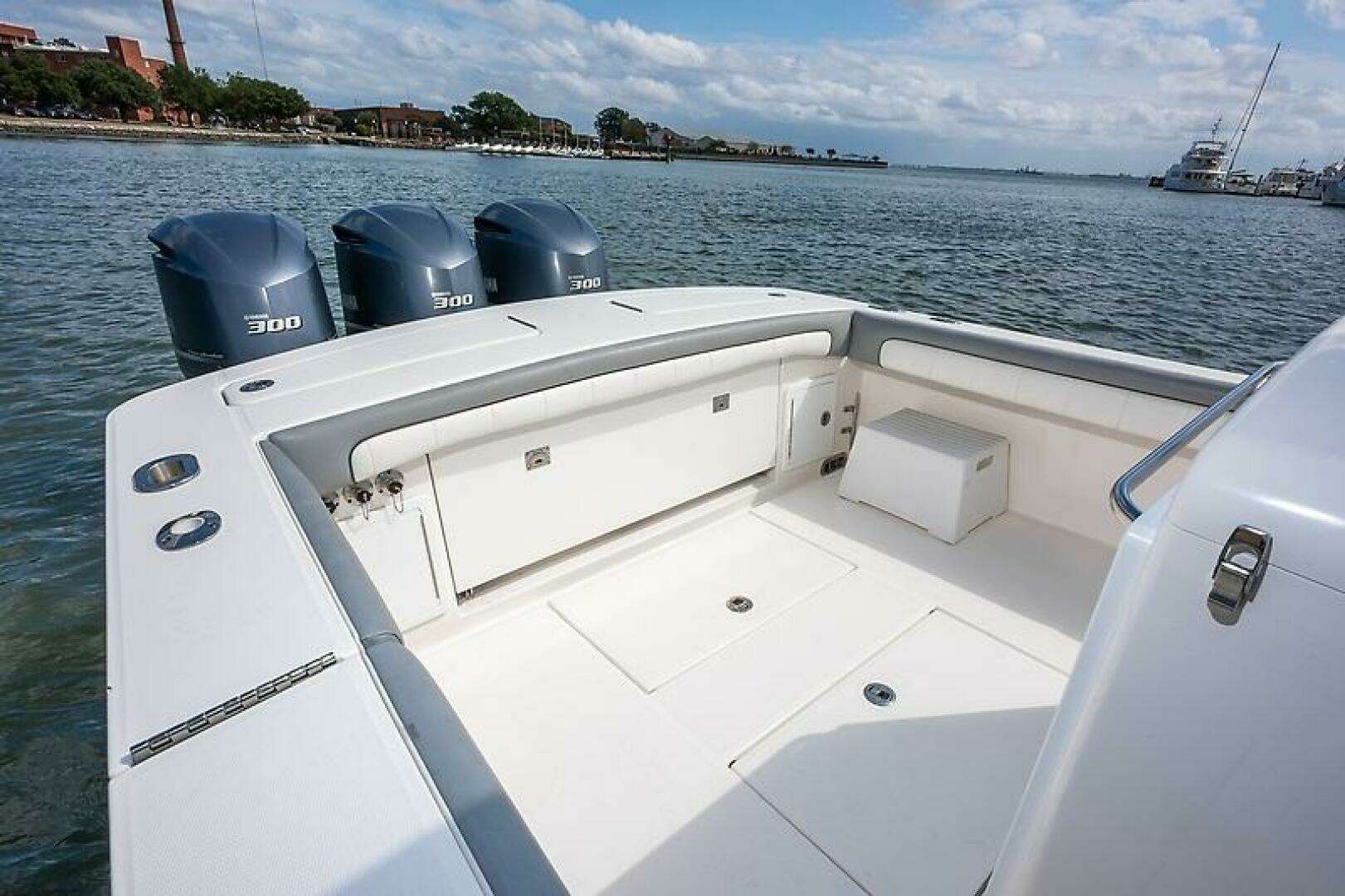 2018 Regulator 34 FS - Image 9