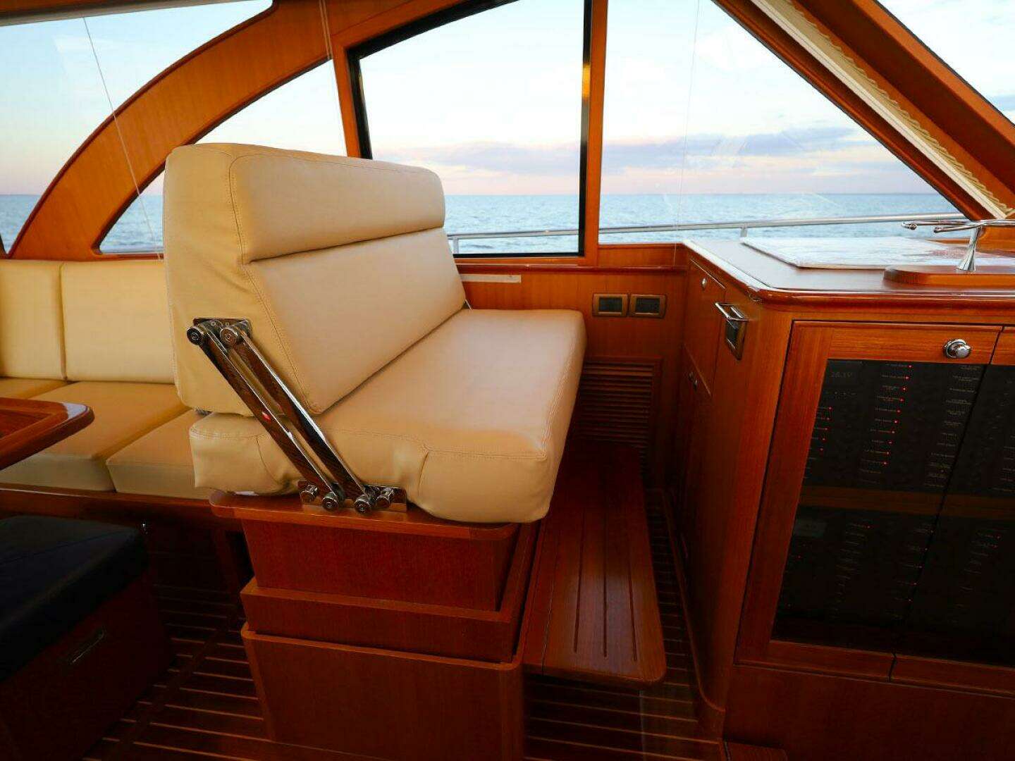 2014 Hunt Yachts — - Image 21