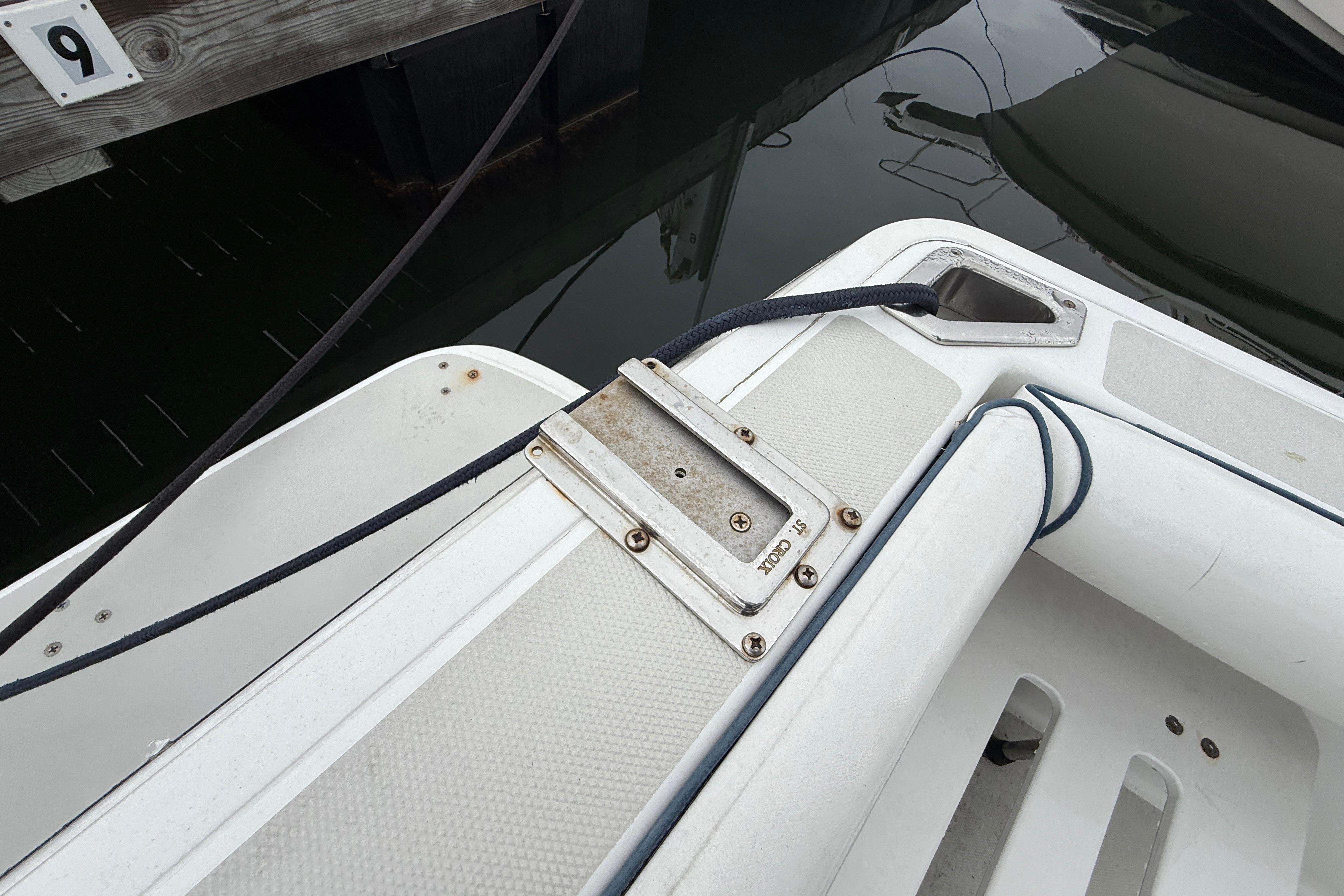 2005 Back Cove 26 boat deck with mooring line and cleat.