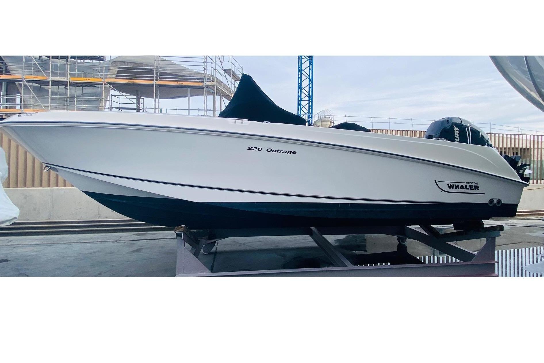 2015 Boston Whaler 220 Outrage