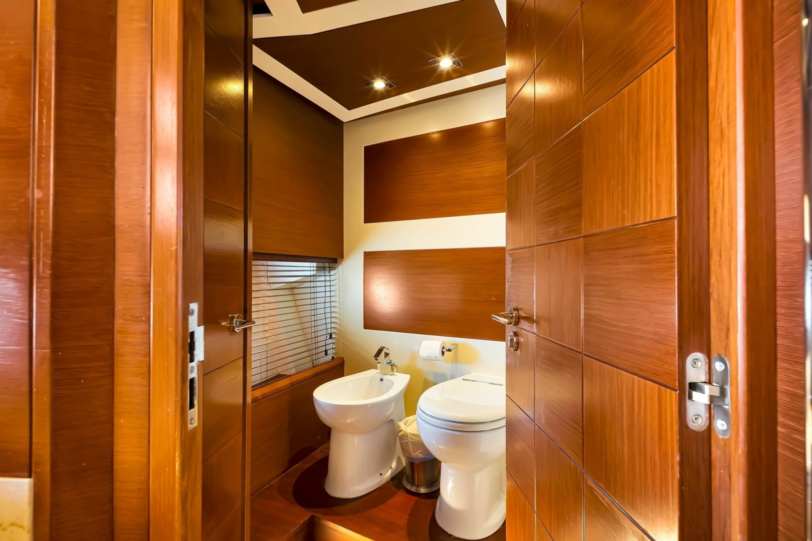 2005 Azimut 105 - Image 100
