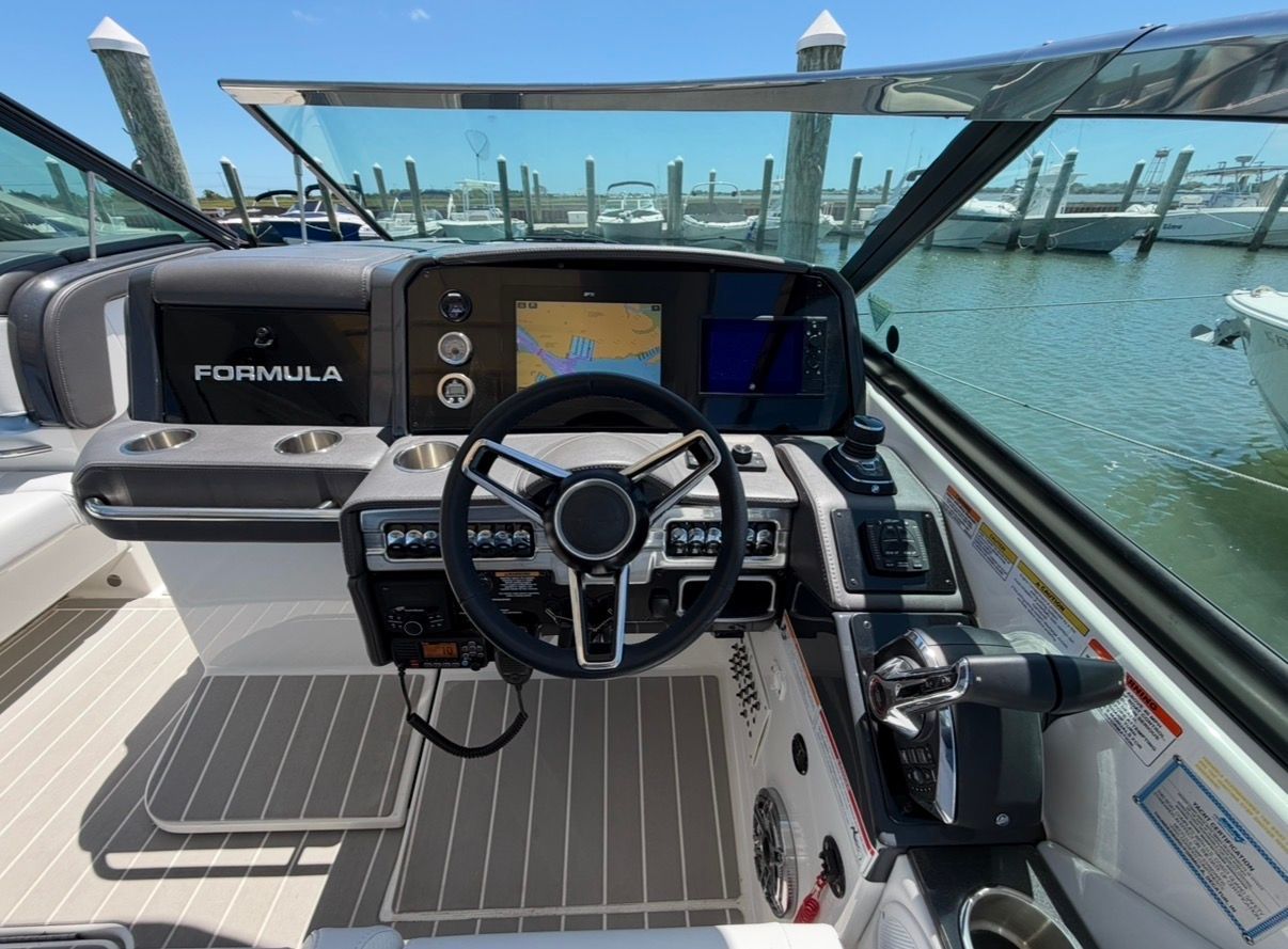 2025 Formula 330 Crossover Bowrider OB - 11