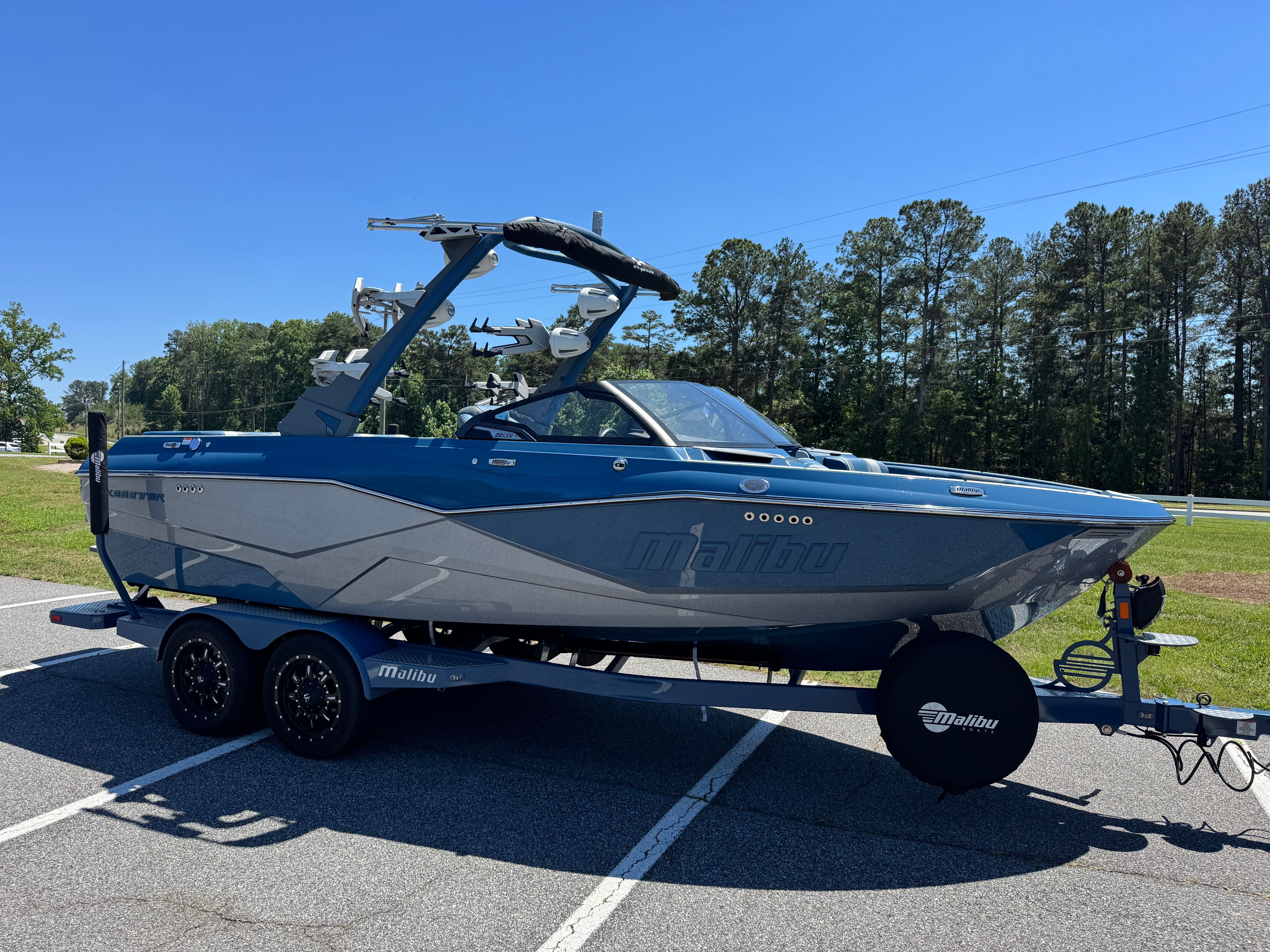 2025 MALIBU 22 LSV - Image 4