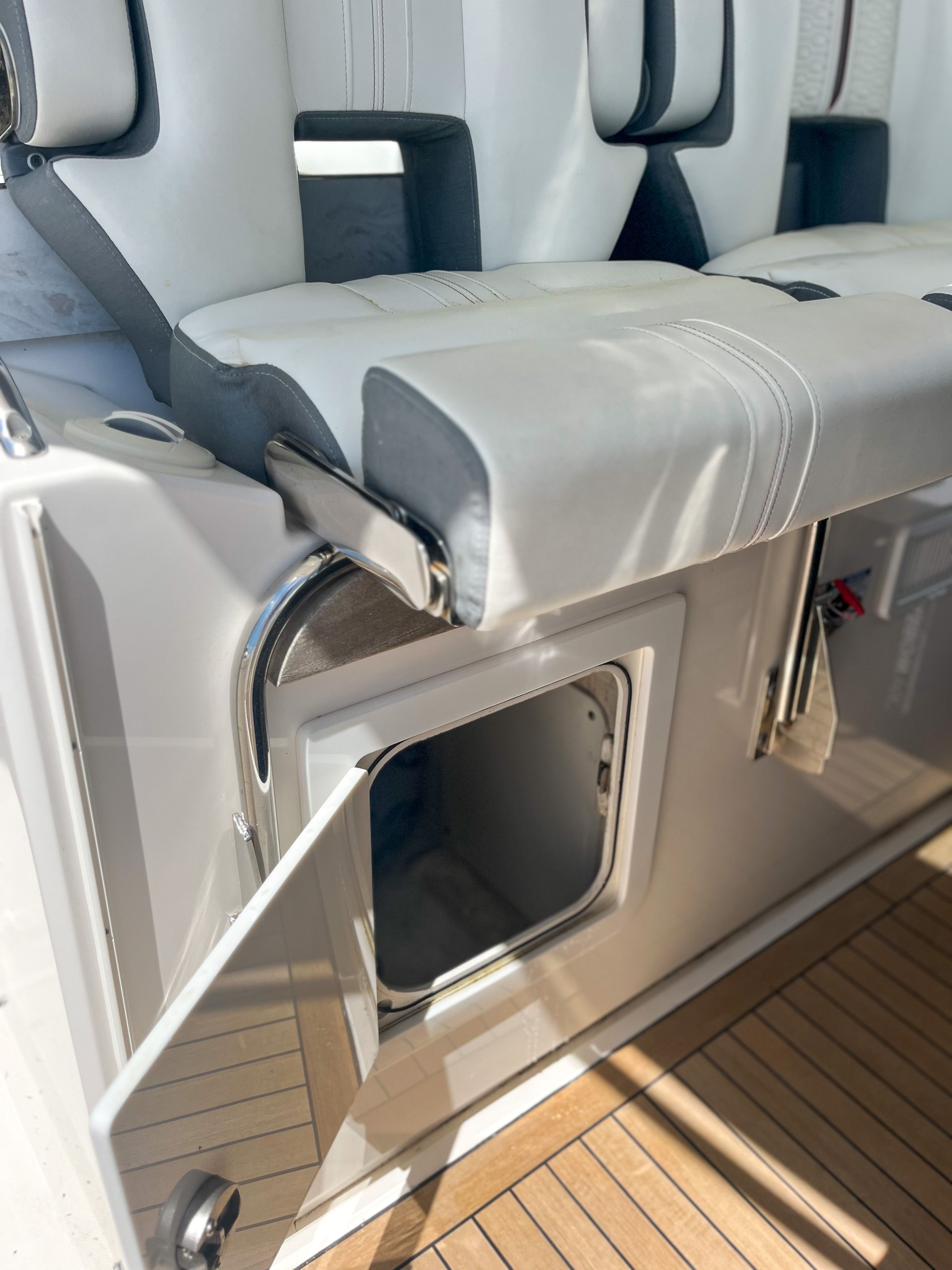 2019 TIARA YACHTS 38 LS - Image 15