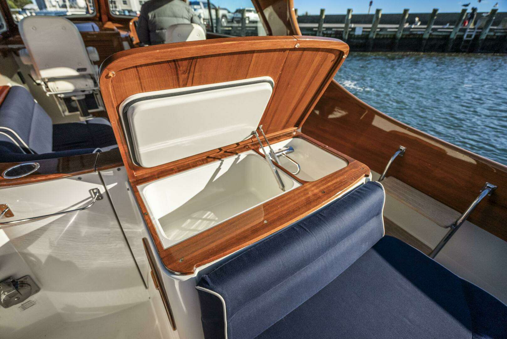 2007 Hinckley Hinckley Picnic Boat 36 EP - Image 9