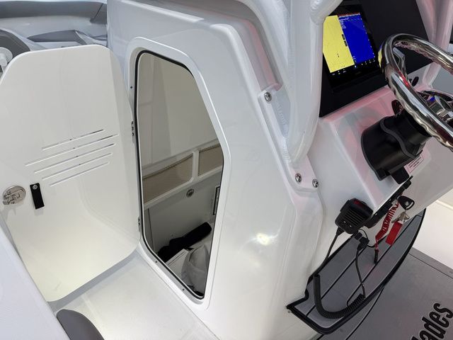 2026 Everglades 253 Center Console - 27