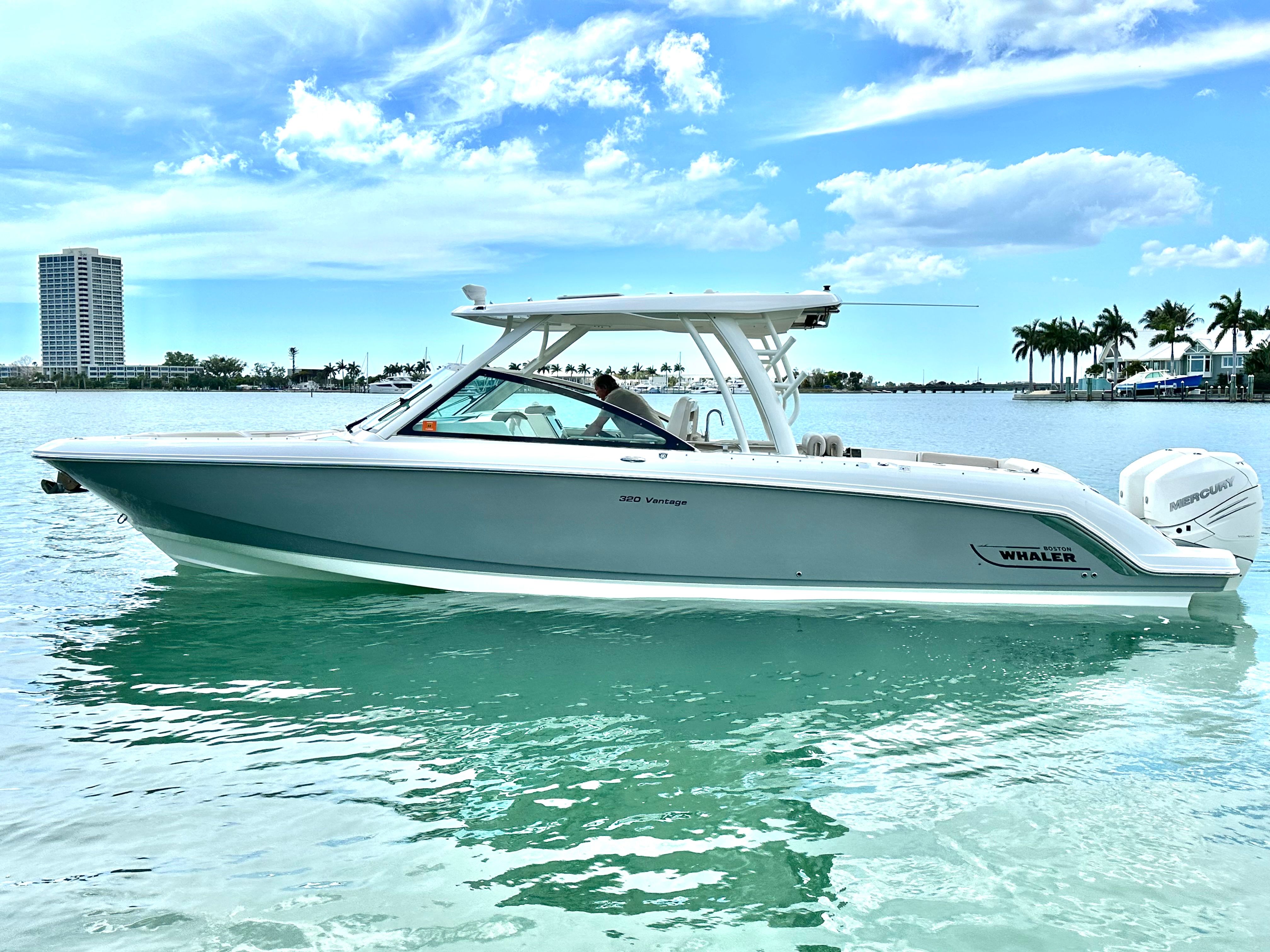 2018 Boston Whaler 320 Vantage