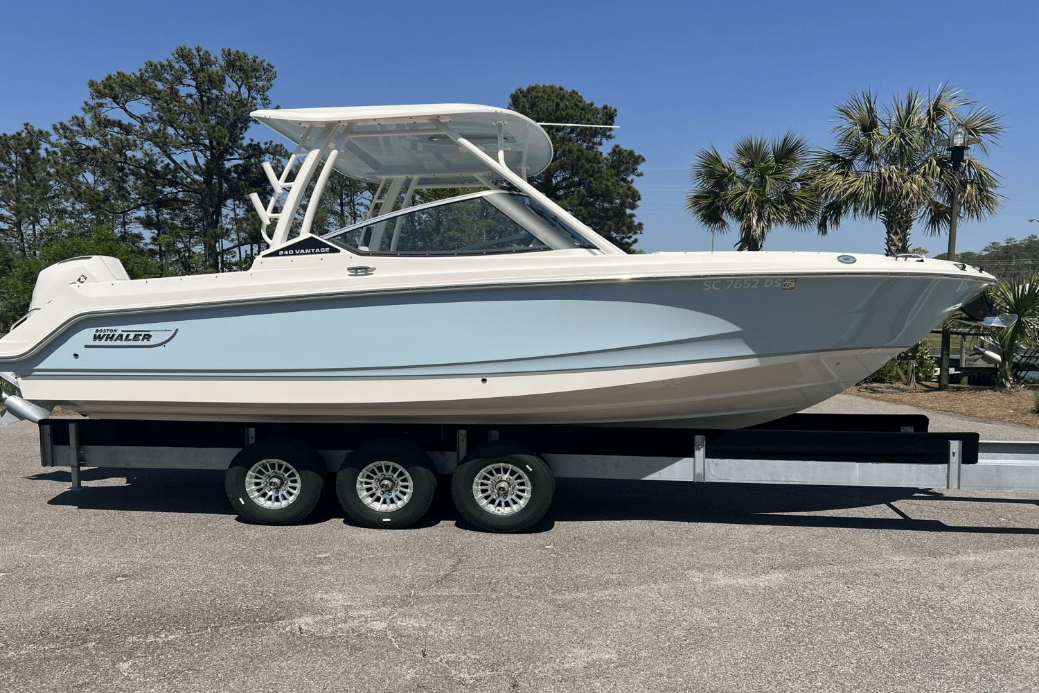 2022 Boston Whaler 240 Vantage