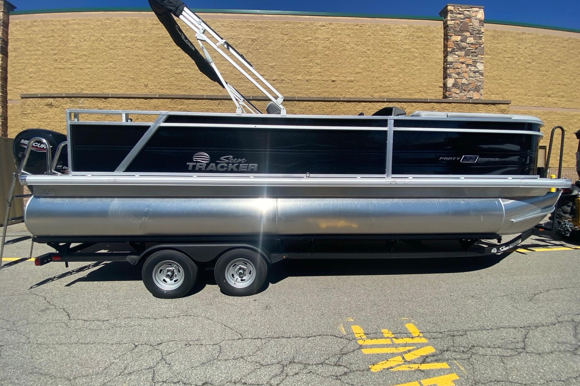 2026 Sun Tracker Party Barge 22 RF DLX