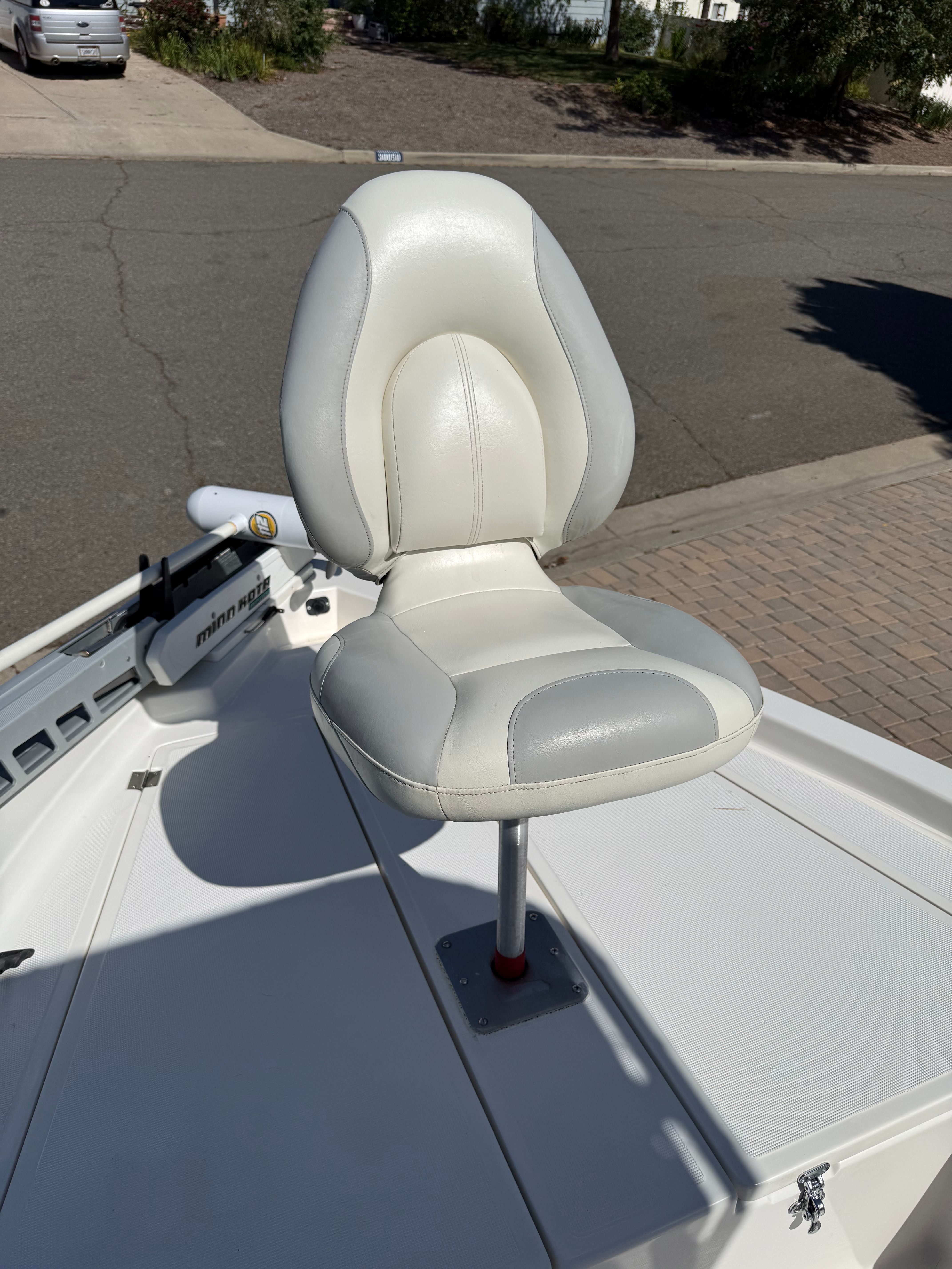1998 Robalo 2100 Bay Hunter with white boat seat on deck.