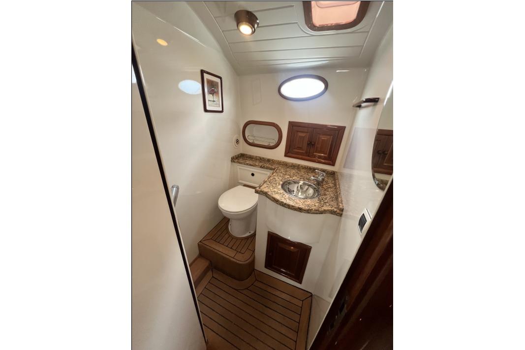 Luxurious 2004 RB DERELI Daytripper 40 yacht bathroom with granite countertop and wooden accents.