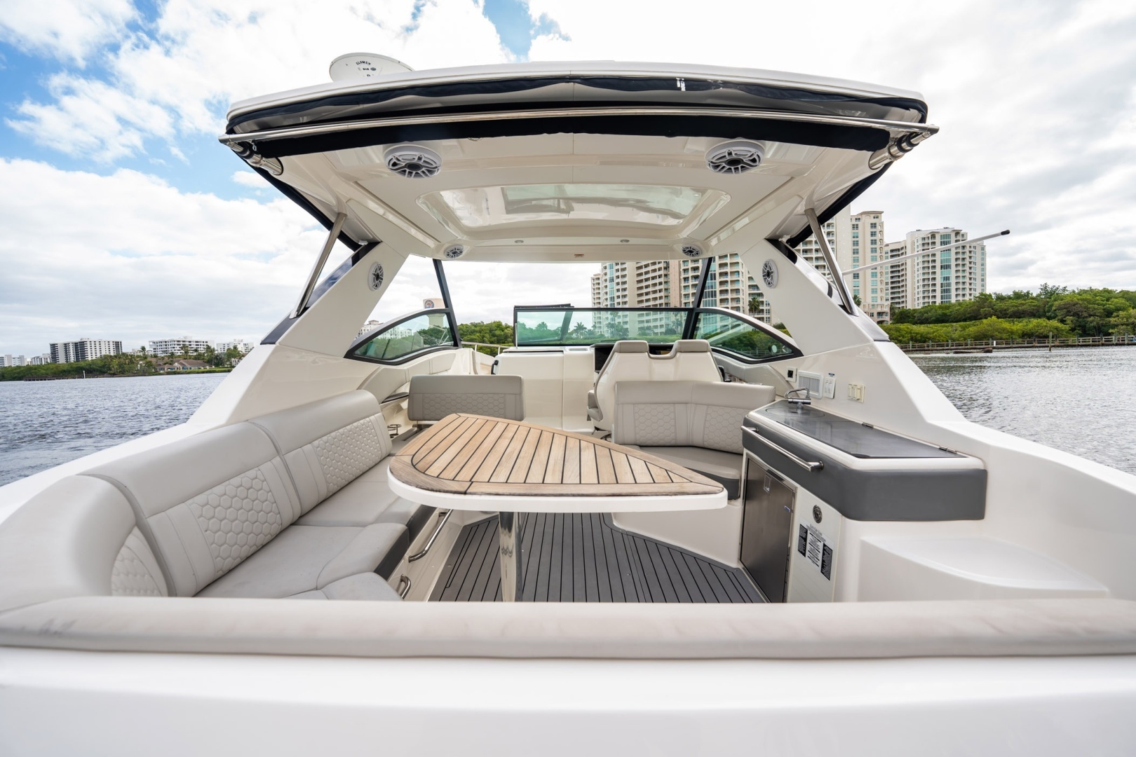 2021 Sea Ray Sundancer 320 Outboard - Image 10