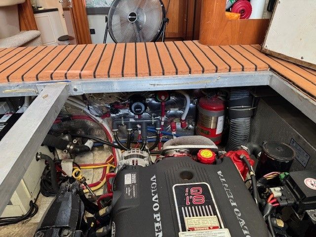 2005 Carver 41 Cockpit Motor Yacht - 23