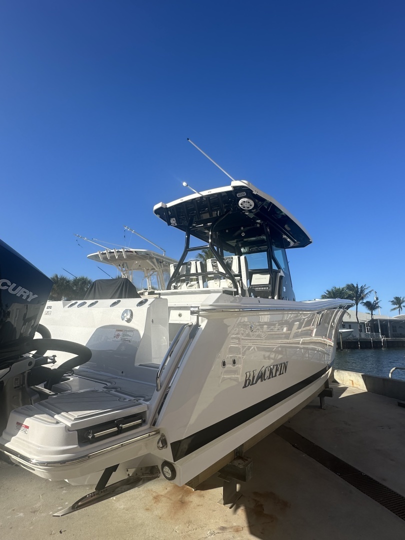 2025 Blackfin 272 CC - Image 2
