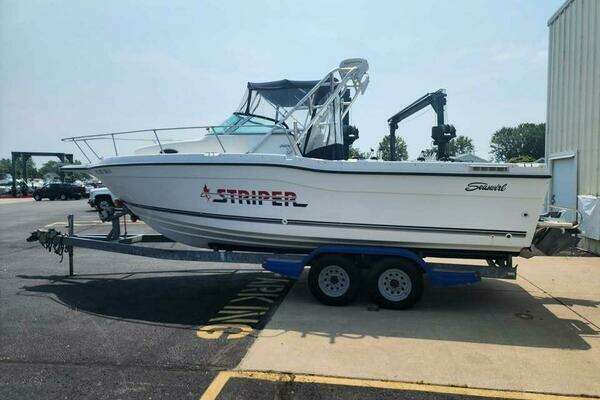 2000 Seaswirl Striper Striper 2600 WA