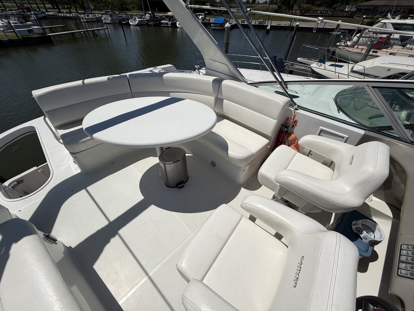 1999 Carver 450 Voyager - Image 12