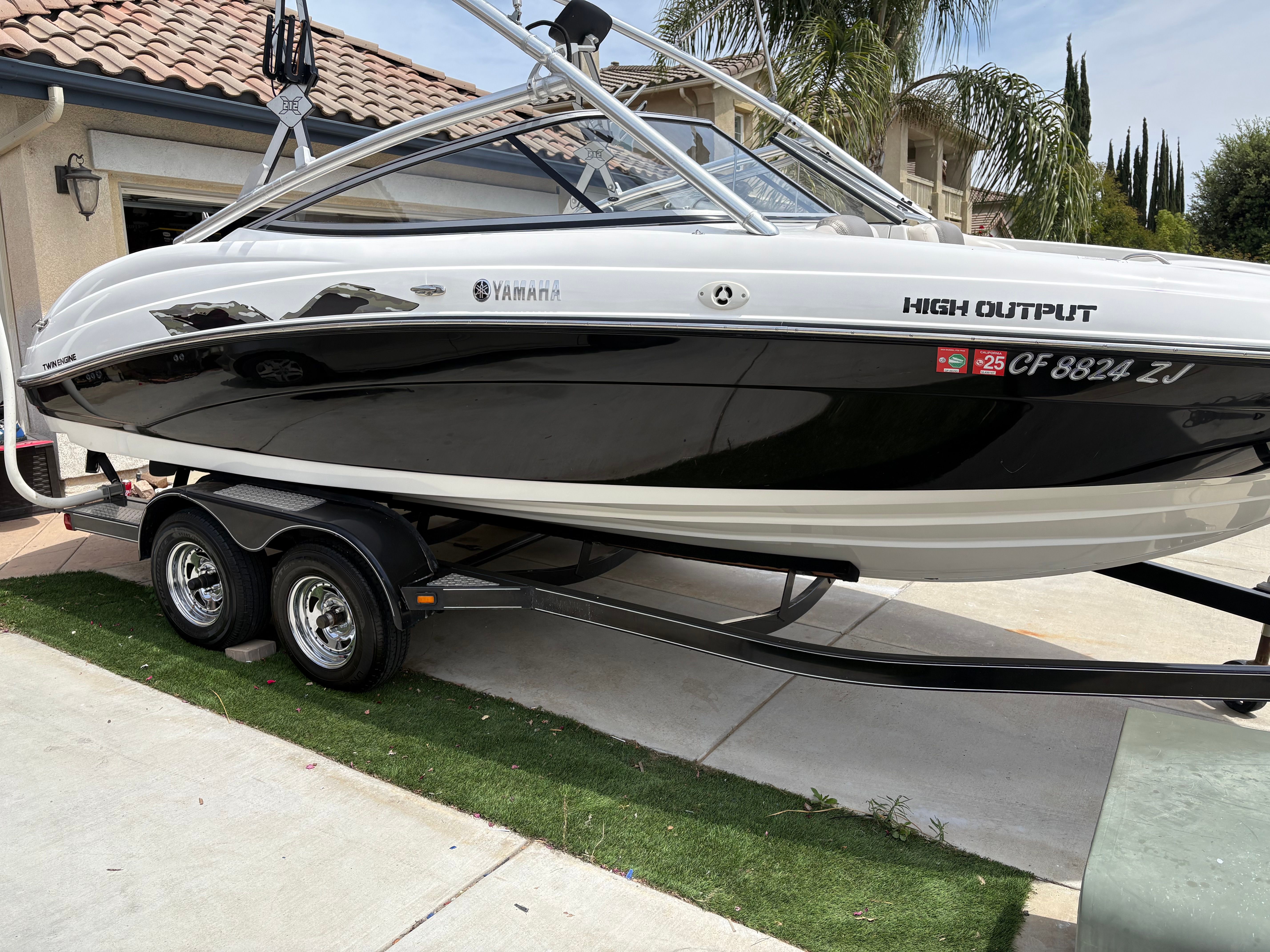 2009 Yamaha Boats 212X on trailer, black and white design.