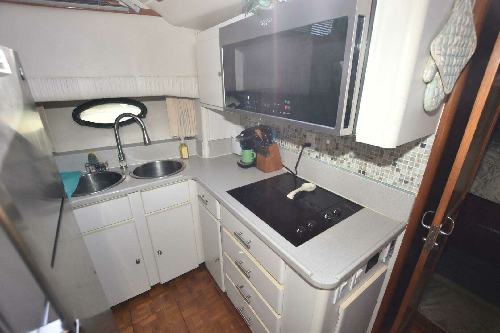 1990 Californian 45 Motoryacht - Image 9
