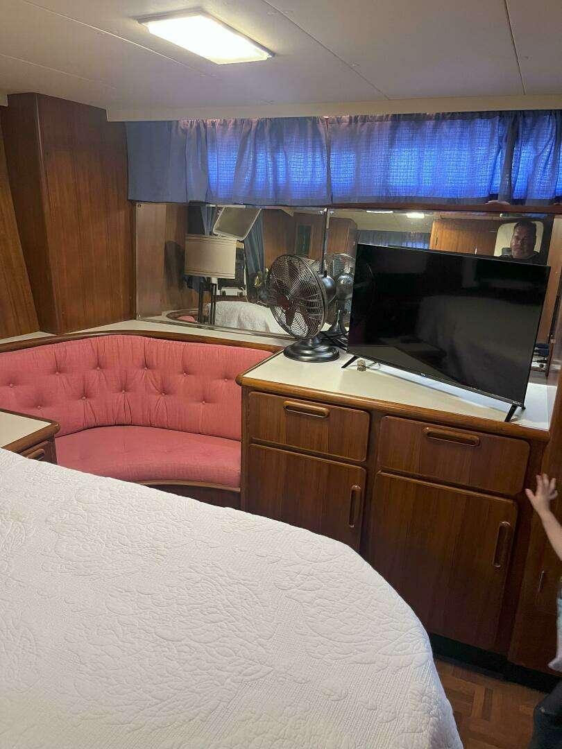 1990 Jefferson 43 Sundeck - Image 35