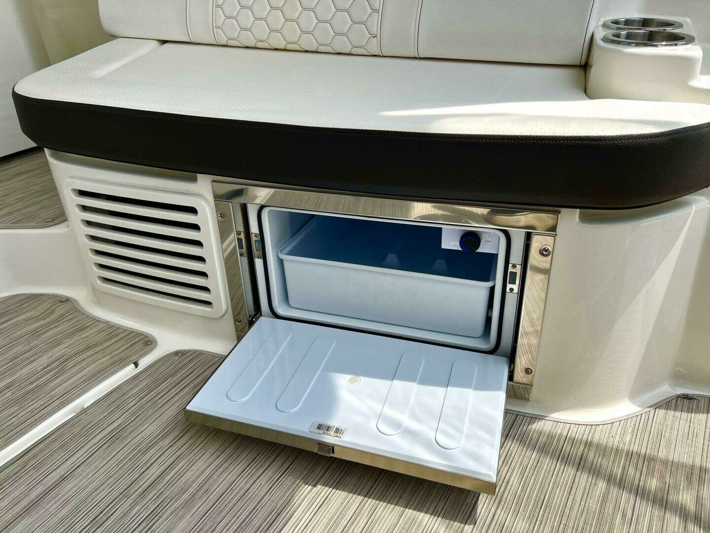 2019 Sea Ray Sundancer 350 Coupe - Image 23