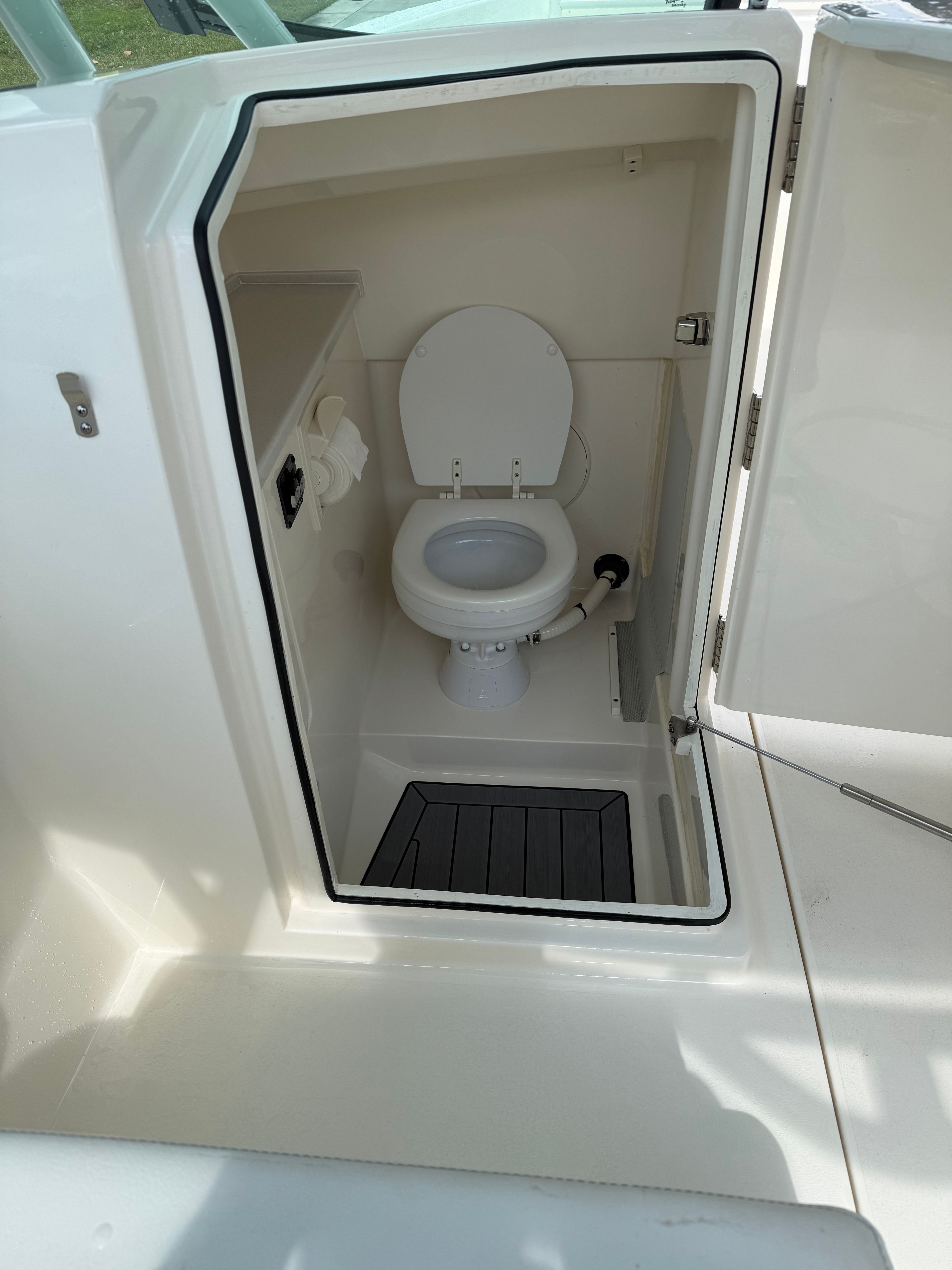 2022 Cobia 240 Dual Console - 20