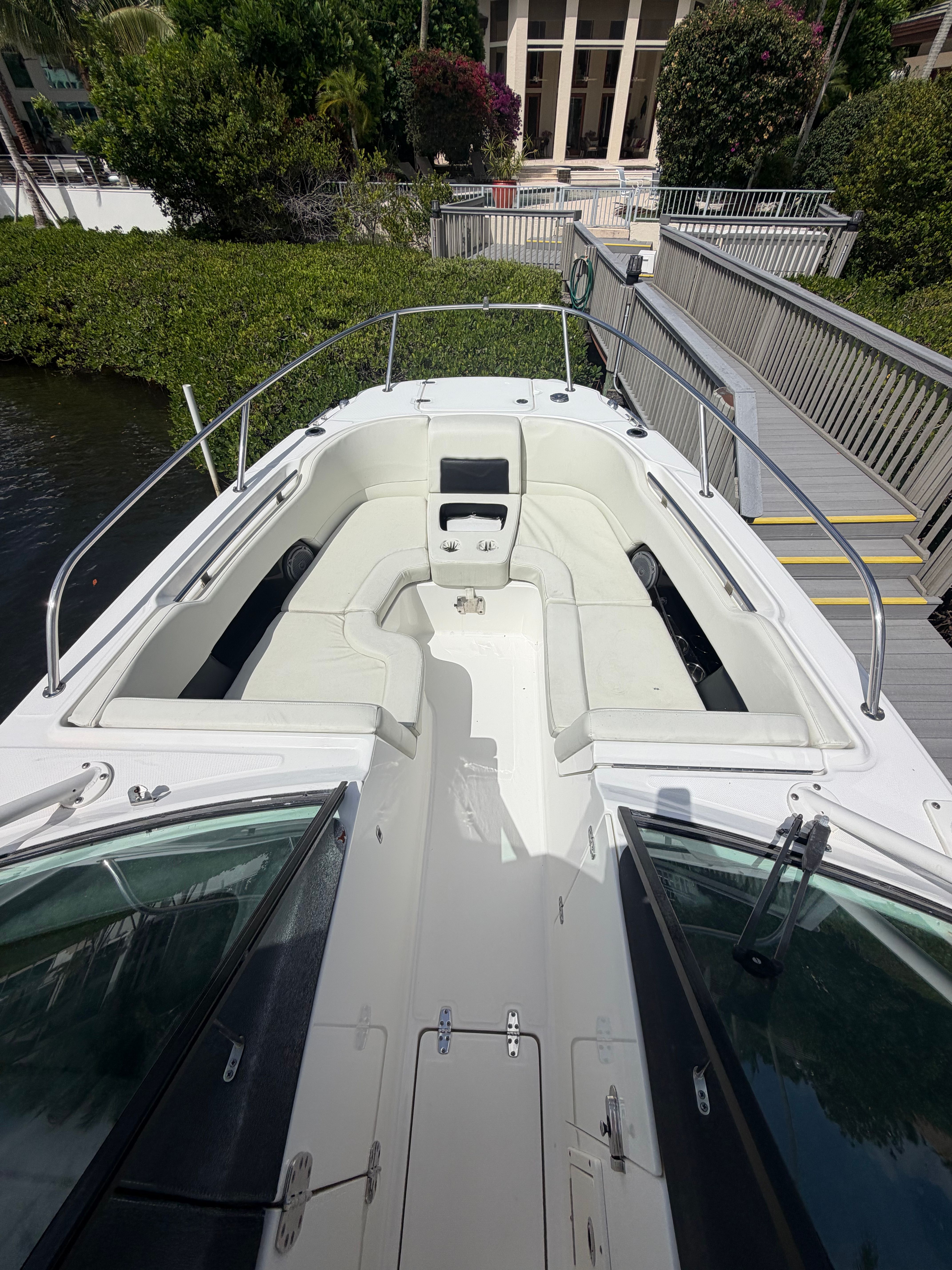 Boston Whaler 270 Vantage 2016 at dock with seating area.