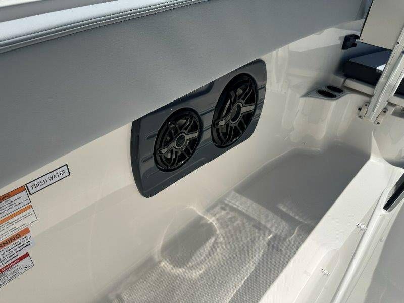 2026 Robalo R300 Center Console - 11