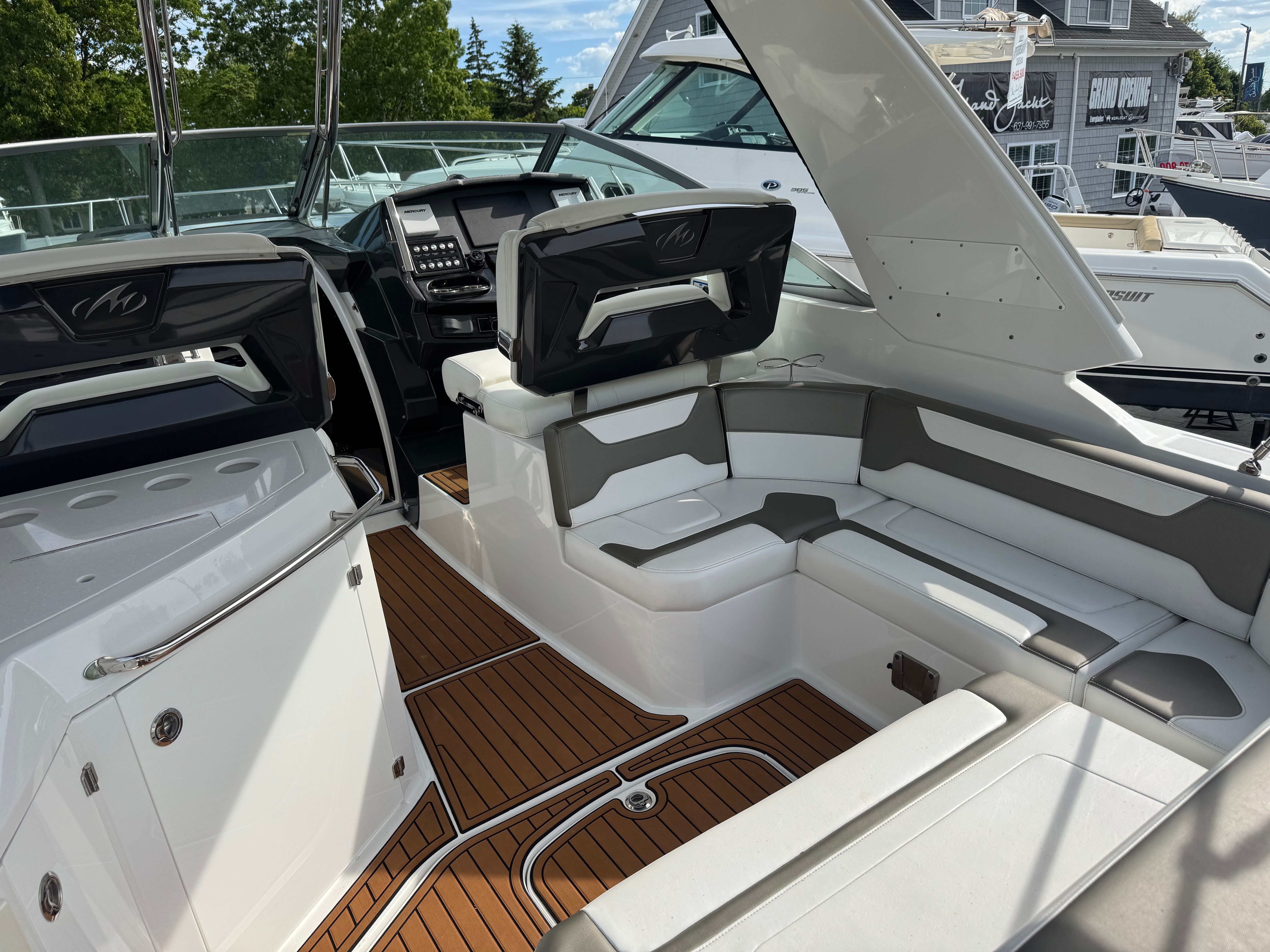 2018 Monterey 335 Sport Yacht - 11