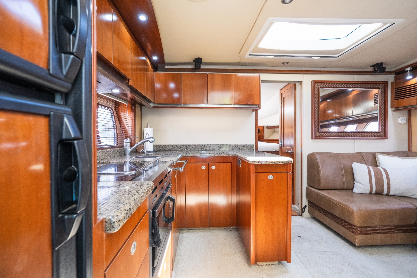 2005 Sea Ray 480 Motor Yacht - Image 40