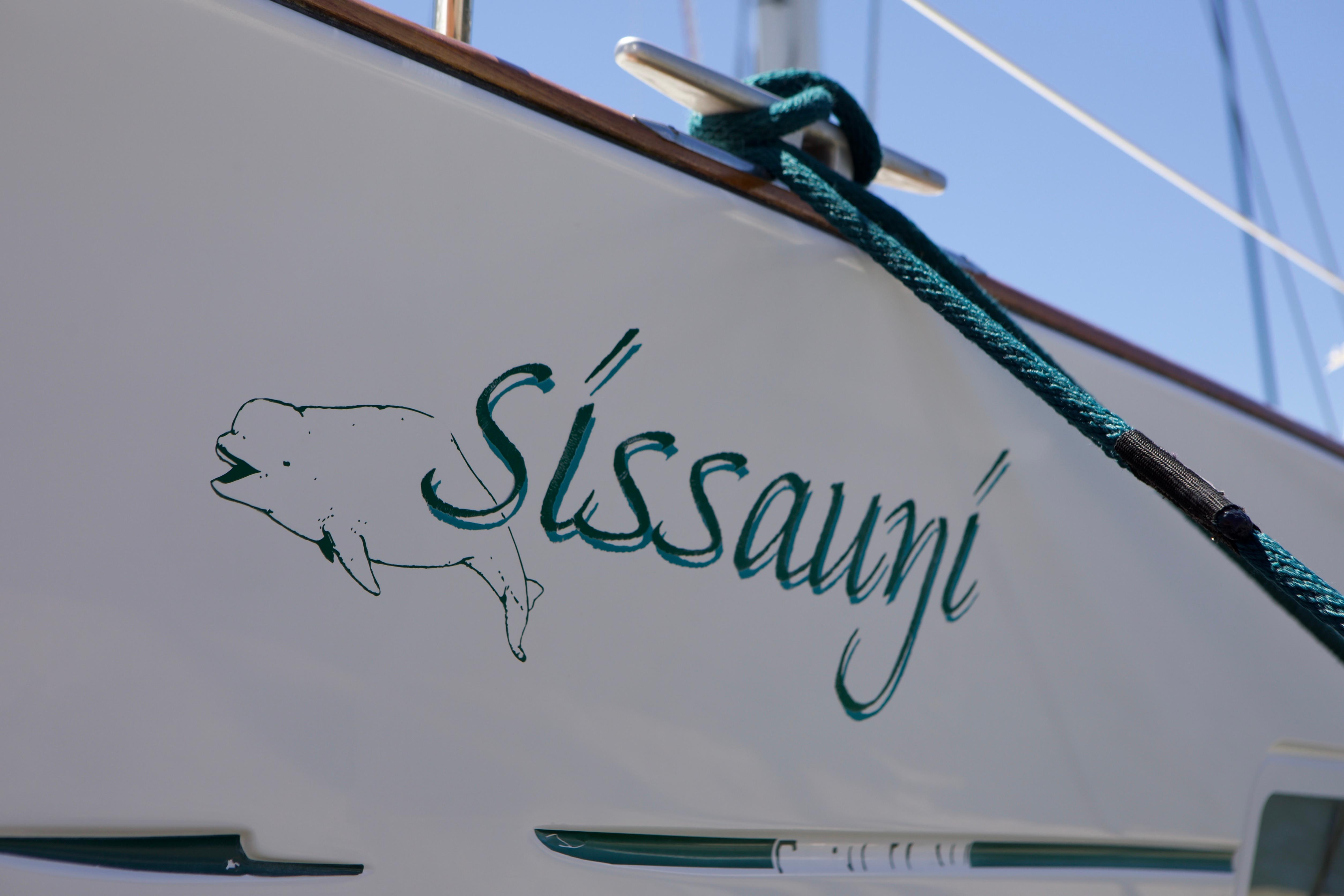 Side view of 2005 Beneteau 423 sailboat with "Sissauni" name and dolphin graphic.