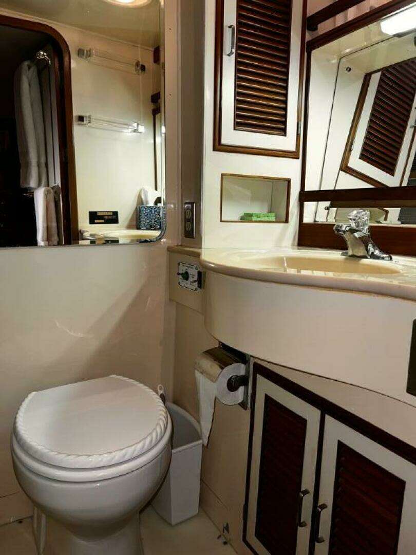 1989 Hi-Star 48 Sundeck - Image 58
