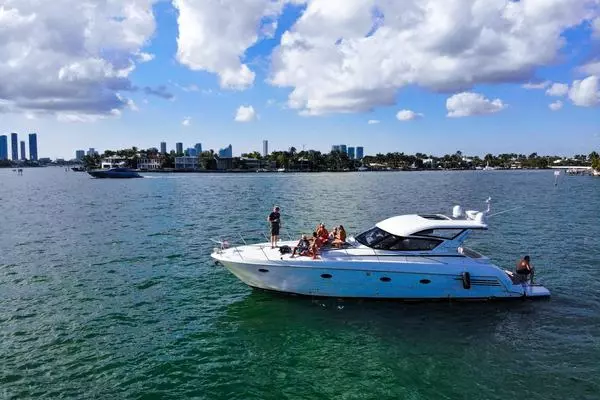 2000 Carver Trojan 440 Express